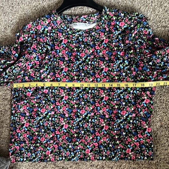 - Zara pretty top - Picture 3 of 7